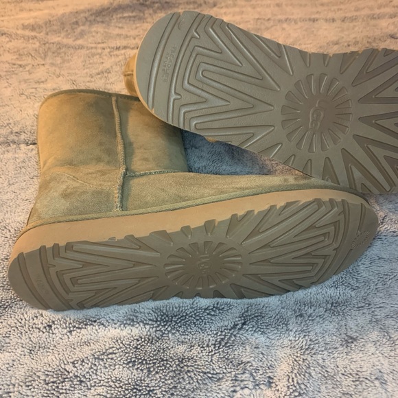 ✨ SOLD ✨ Ugg Classic Short II - Women’s Size 9 - Picture 5 of 5